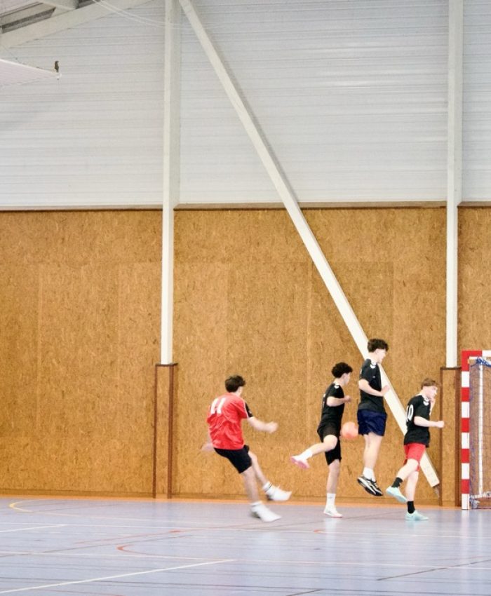 L’AS de l’établissement joue au foot contre des élèves du lycée Colbert